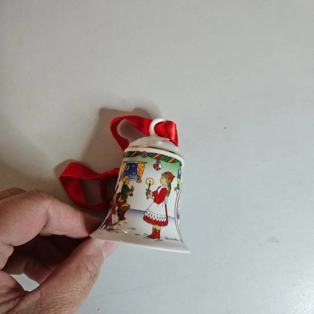 Hutschenreuther 2008 Christmas Bell Ole Winther In der Holzwerkstatt Porcelain